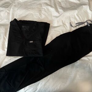 Figs scrub set in Black, size small